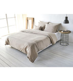 Kremer Bettwäsche-Set in Basalt auf Doppelbett, moderne Schlafzimmer-Einrichtung mit Nachttisch