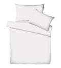 Weisses Bettwäsche-Set von Kremer mit Bettdeckenbezug und zwei Kissenbezügen, Draufsicht