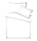 Weisses Satin-Bettwäsche-Set von oben mit Bettdecke und zwei Kissenbezügen