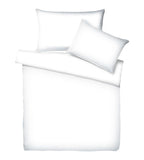 Weisses Satin-Bettwäsche-Set von oben mit Bettdecke und zwei Kissenbezügen