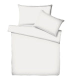 Weisses Bettwäsche-Set mit Bettdeckenbezug und zwei Kissenbezügen in schlichtem, elegantem Design