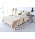 Kissenbezug Natur Beige auf gemachtem Doppelbett mit Bettdecke in hellem Schlafzimmer