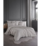 Elegantes Bettwäsche-Set Damast Taupe auf Doppelbett in modernem grauem Schlafzimmer
