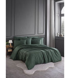Dunkelgrünes Damast-Bettwäscheset auf Doppelbett in elegantem grauem Schlafzimmer mit Naturfellteppich