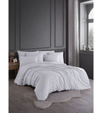 Weisses Damast-Bettwäscheset Kremer auf Doppelbett in modernem, grau eingerichtetem Schlafzimmer