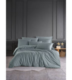 Kremer Bettwäsche-Set Damast Mint auf elegantem Doppelbett mit dekorativen Kissen in modernem Schlafzimmer