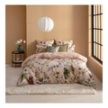 Bettwäsche-Set Paloma in Bunt mit floralem Muster auf rosa Grund, Doppelbett in gemütlichem Schlafzimmer