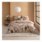 Bettwäsche-Set Paloma in Bunt mit floralem Muster auf rosa Grund, Doppelbett in gemütlichem Schlafzimmer