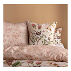Bettwäsche-Set Paloma mit Blumenmuster in Bunt/Beige, dekorative Kissen auf einem Bett arrangiert