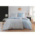 Bettwäsche-Set Leyla mit Blumenmuster in Blau und Beige auf modernem Doppelbett