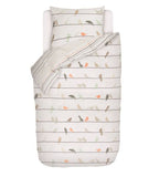 Bettwäsche-Set Birdies in Weiss mit bunten Vögeln auf Ästen, einteiliiges Kissen und Bettdecke