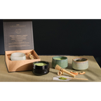 ASA Selection Matcha Geschenkset Hasu Shiny mit Chawan-Schalen, Bambus-Besen und Matcha-Pulver auf Tatami-Matte
