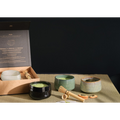 ASA Matcha Geschenkset Matsu Shiny mit Keramikschalen, Bambus-Besen und Geschenkbox auf Tatami-Matte