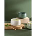 ASA Matcha Geschenkset Matsu Shiny: drei Keramikschalen in Weiß, Grün und Schimmer mit Matchapulver auf Holzbrett