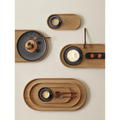 Ovale Holztabletts aus Eiche natur mit schwarzem Geschirr, Kaffeetassen und Gebäck in modernem Flatlay-Styling
