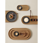 Ovale Holztabletts aus Eiche natur mit schwarzem Geschirr, Kaffeetassen und Gebäck in modernem Flatlay-Styling