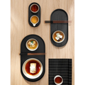 Schwarzes ovales ASA Tablett 44cm mit japanischen Speisen, Essstäbchen und Schalen auf hellem Holztisch