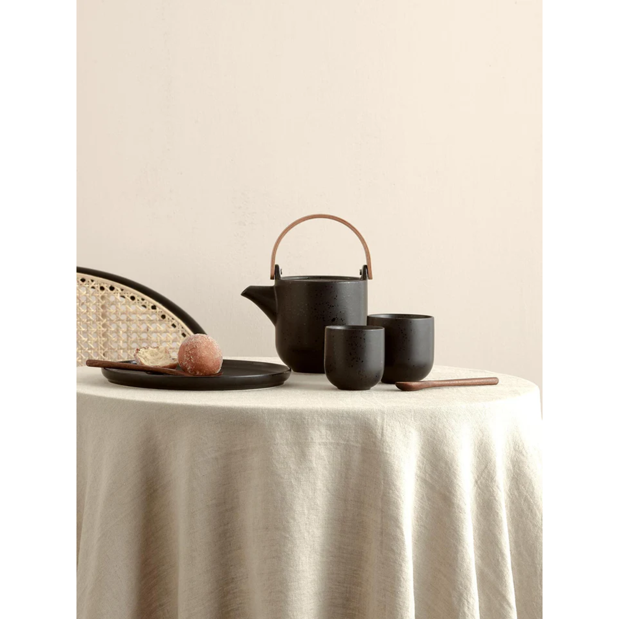 Théière noire à anse en bois, 0,6 L