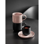 ASA Henkelbecher Hanami in Rosa und Schwarz mit Untertasse auf dunklem Tisch, modernes Keramik-Geschirr-Set