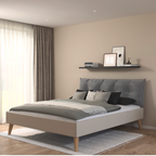 Modernes Scandinavian Design Bett mit grauem Kopfteil, Holzbeinen und elegantem Schlafzimmer-Setup.