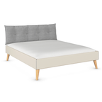 Rauch Skandinavisches Bett mit grauem Kopfteil und Holzbeinen, helles Polsterbett im skandinavischen Design.