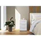Rauch Nachttisch Flipp Weiss 40cm mit 3 Schubladen im modernen Schlafzimmer neben Bett und Zimmerpflanze