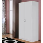 Weißer 2-türiger Schrank mit runden Griffen, steht in modernem Raum mit rosa Wand und hellem Holzboden.