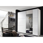 Rauch Kronach Schwebetürenschrank Weiss mit Spiegeltür im modernen Schlafzimmer