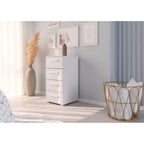 Rauch Evea Kommode 4 Schubladen weiss 40cm im modernen Schlafzimmer mit hellgrauer Wand und Deko