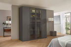 Rauch Kleiderschrank Skat Shine 4-türig in Graphit mit Glasfronten und LED-Beleuchtung im modernen Schlafzimmer