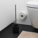 WC-Garnitur Poseidon aus schwarzem Poly mit Edelstahlstiel, neben Toilette und Toilettenpapierhalter
