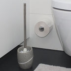 WC-Garnitur Talus in Grau mit Steinoptik-Behälter und Edelstahlgriff neben Toilettenpapierhalter