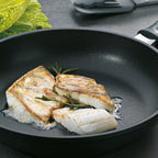 Bratpfanne Kerros Ø 20cm mit gebratenem Fisch und Rosmarin auf grauem Untergrund
