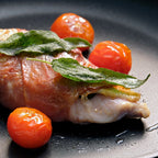 Saltimbocca mit Prosciutto und Salbei in schwarzer Bratpfanne Kerros 28 cm mit Kirschtomaten
