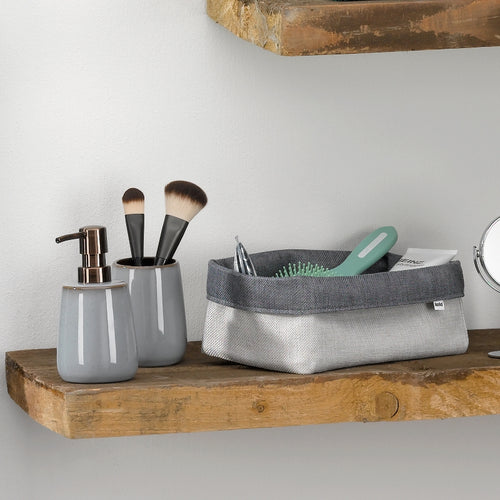 Kela Badezimmer-Set Liana in Grau: Seifenspender, Becher mit Make-up-Pinseln und Aufbewahrungskorb auf Holzregal