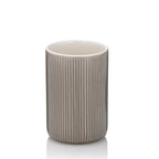 Kela Becher Ava aus Keramik in Grau-Taupe mit Rillenstruktur, weißes Inneres, modernes Badaccessoire