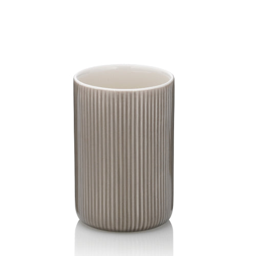 Kela Becher Ava aus Keramik in Grau-Taupe mit Rillenstruktur, weißes Inneres, modernes Badaccessoire