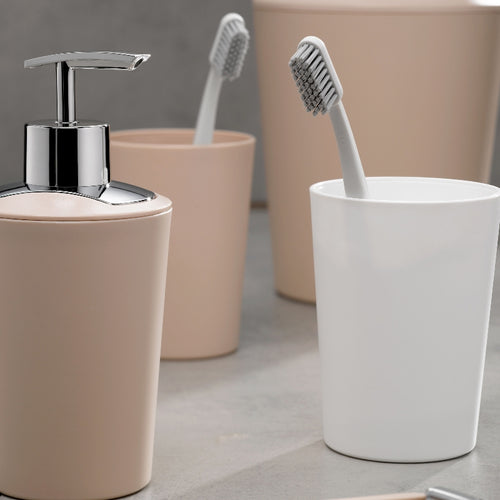 Kela Becher Marta in Weiß mit Zahnbürste, daneben Seifenspender und Becher in Beige