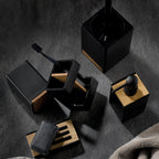 Kela Toilettengarnitur Cube in Schwarz mit Bambus-Akzenten – Set mit Seifenspender, Zahnbürstenhalter und WC-Bürste