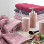 Kela Handtuch Ladessa Altrosa mit passendem Badezimmer-Set aus Seifenspender und Zahnputzbecher in Rosa