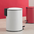 Kela Kosmetikeimer Mats in Weiss mit Pedal, roter Hintergrund, modernes Design für Bad und WC