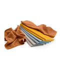 Kela Lou Mikrofasertücher 8er-Set in Orange, Gelb, Blau und Grau, gestapelt und einzeln drapiert