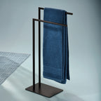 Kela Handtuchhalter Style in Schwarz mit zwei Stangen und blauen Handtüchern, freistehend auf quadratischer Basis