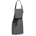 Kochschürze Gianna von Kela in Schwarz-Weiss mit geometrischem Muster und schwarzen Trägerbändern