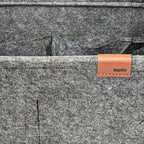 Kela Korb Fay in Dunkelgrau aus Filz mit braunem Leder-Label, Detailansicht der Struktur und Nähte