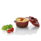 Kela Mini-Auflaufform Malin in Rot mit Deckel, gefüllt mit überbackenem Gemüse, dekoriert mit Basilikum und Tomaten