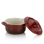 Kela Mini Auflaufform Malin in Rot mit Deckel, kleine Keramik Servier- und Backform mit cremefarbenem Innenraum
