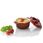 Kela Auflaufform Malin Mini - Runde Bräter mit Deckel in Rot, gefüllt mit Kartoffelauflauf und Tomaten, ideal für kleine Port