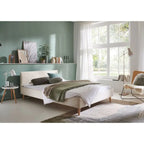 Meise Bett Wicki in Cord Beige 140x200 cm mit Holzfüssen in modernem Schlafzimmer mit grüner Wandfarbe