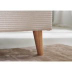 Bett Wicki in Beige Cord mit Holzbeinen auf Teppich, Detailaufnahme des Fußbereichs